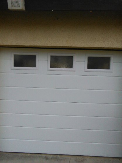 Porte d'entrée PVC et porte de garage