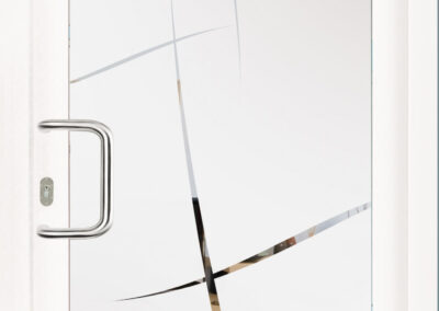 Porte en verre avec traitement anti-UV, réduisant la décoloration intérieure et assurant une clarté visuelle durable