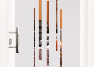 Porte en verre sécurisée avec vitrage feuilleté pour une protection contre les impacts et les effractions.