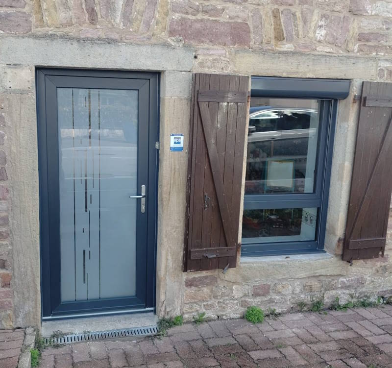 Porte d'e)ntrée PVC à Golbey avec menu roulant (