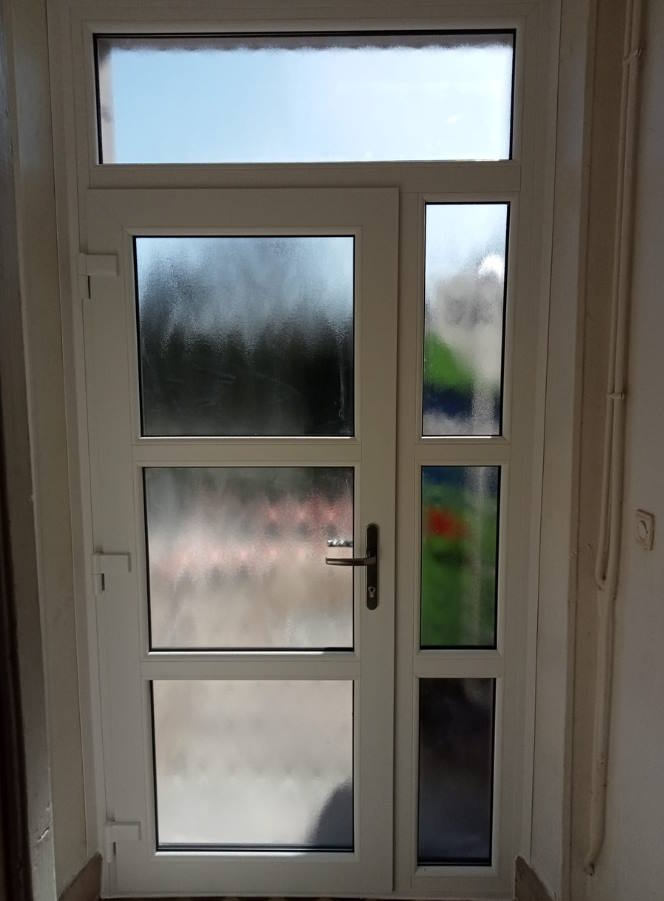 Installation d'une porte d'entrée (vue ici de l'intérieur) à Thaon-les-Vosges
